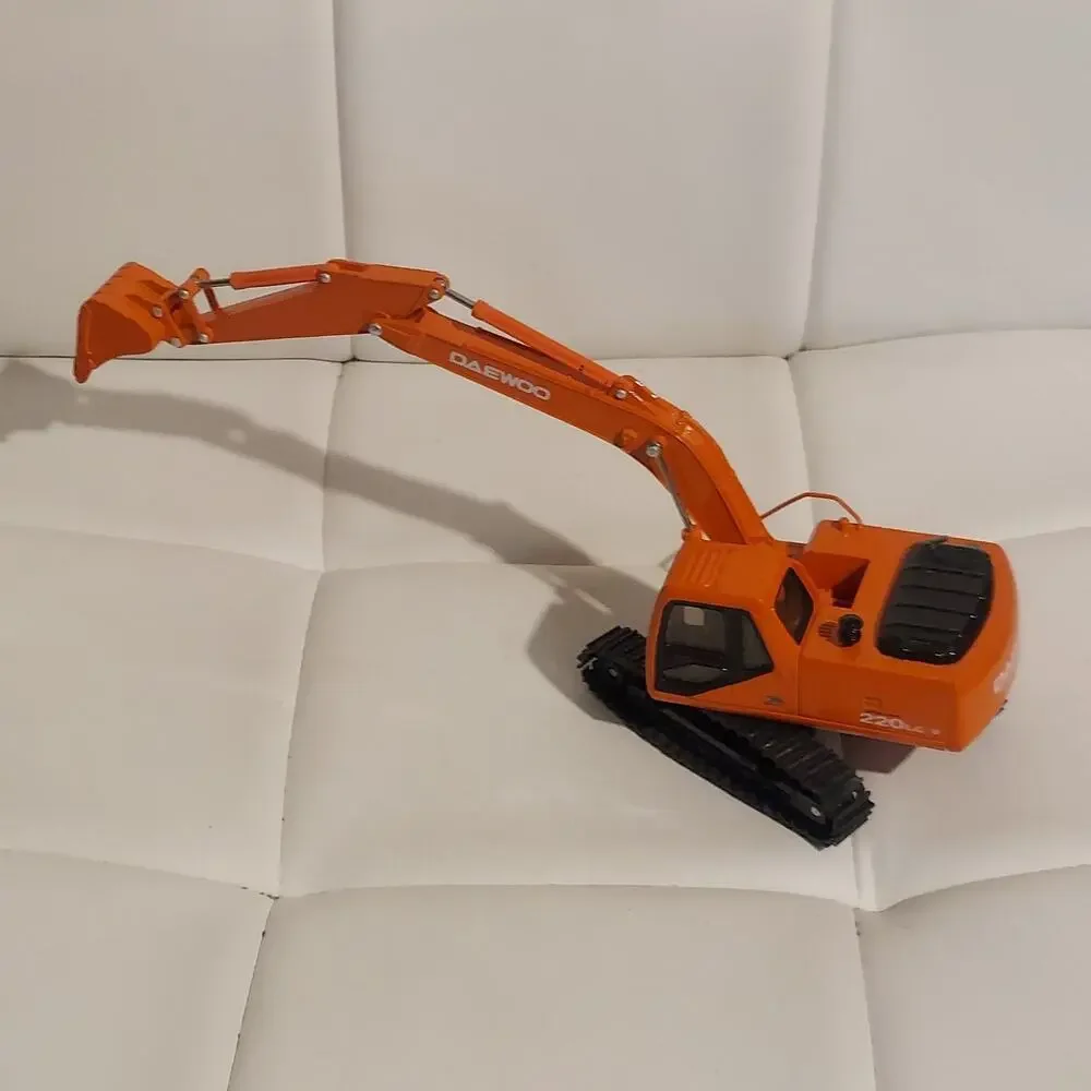 New Clover Daewoo Excavator Solar 220 LC-V 1/40 Scale Diecast Model Vehicle
